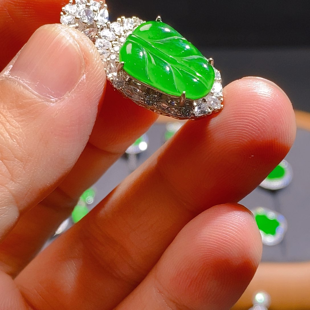 翡翠耳饰未镶嵌          