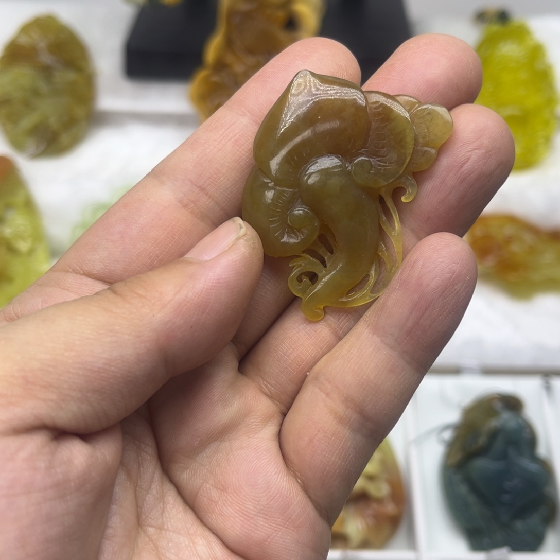 蛇纹石玉颈饰未镶嵌