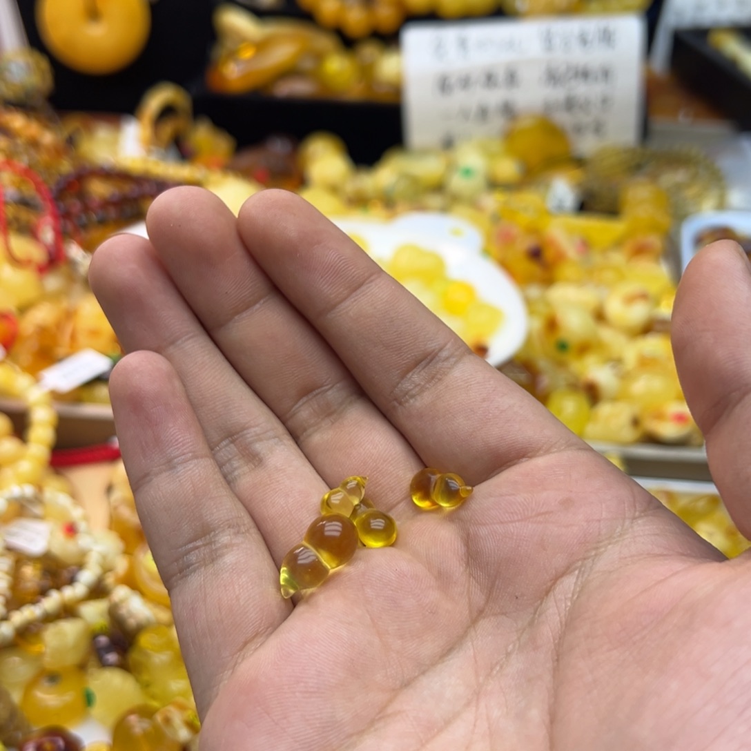 虚****琥珀未镶嵌裸石蜜蜡葫芦1.52g