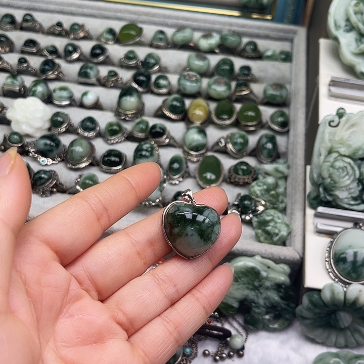 透闪石-蛇纹石玉颈饰未镶嵌