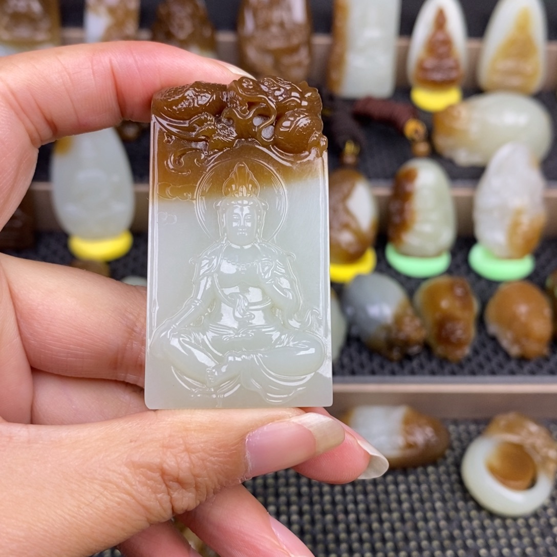 以***傲和田玉未镶嵌颈饰