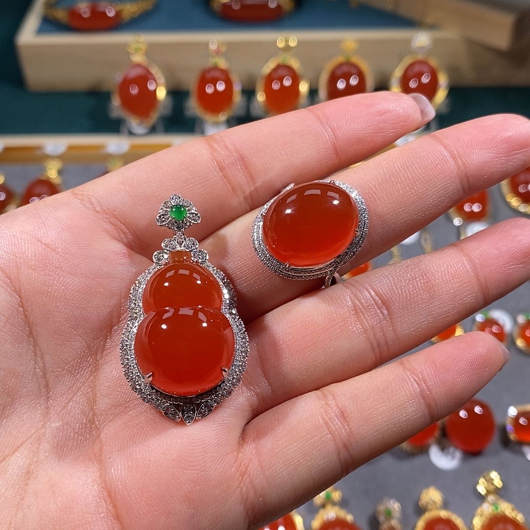 南红玛瑙颈饰18K金镶嵌梵*