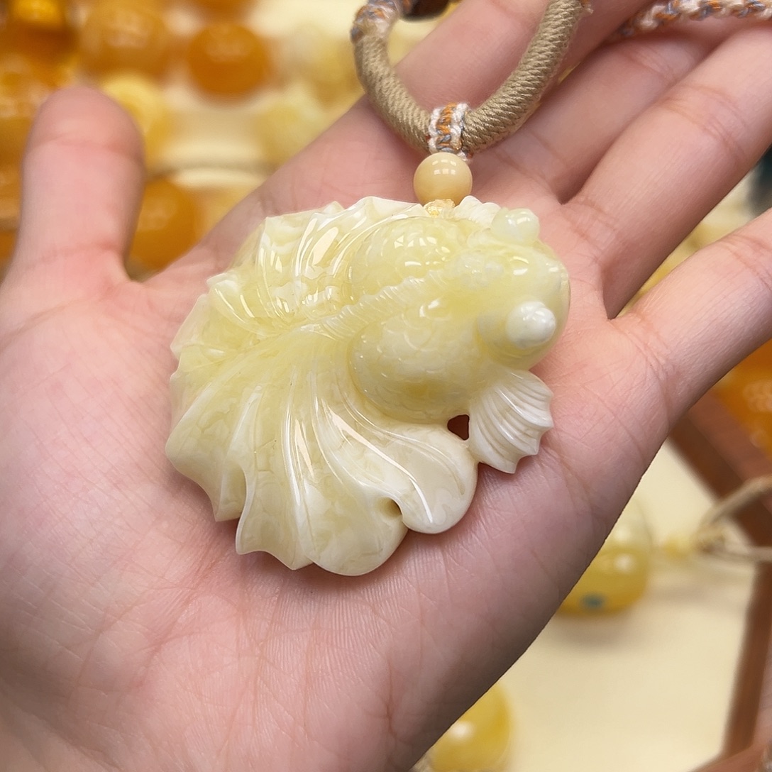 琥珀未镶嵌颈饰蜜蜡