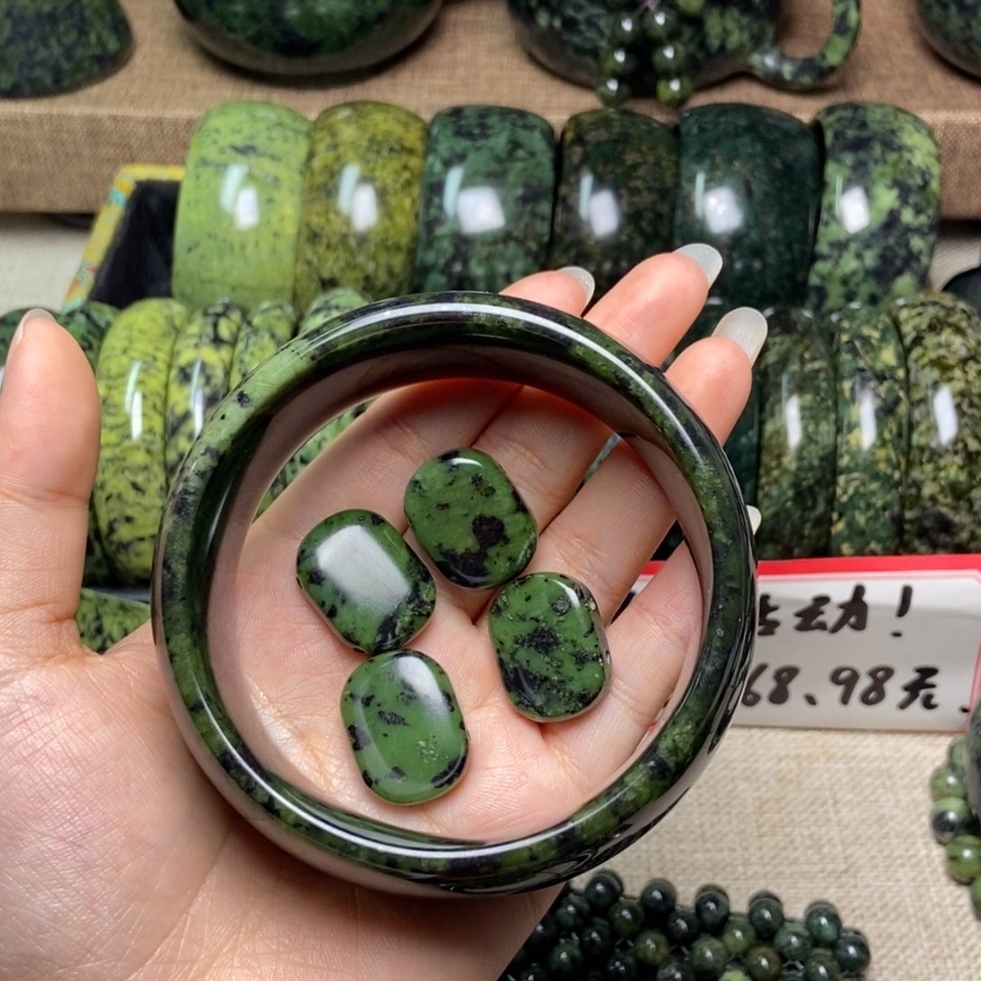 随***3蛇纹石玉未镶嵌颈饰