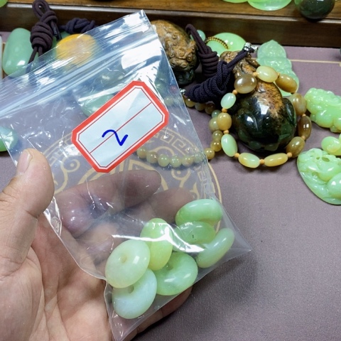 未镶嵌蛇纹石玉颈饰