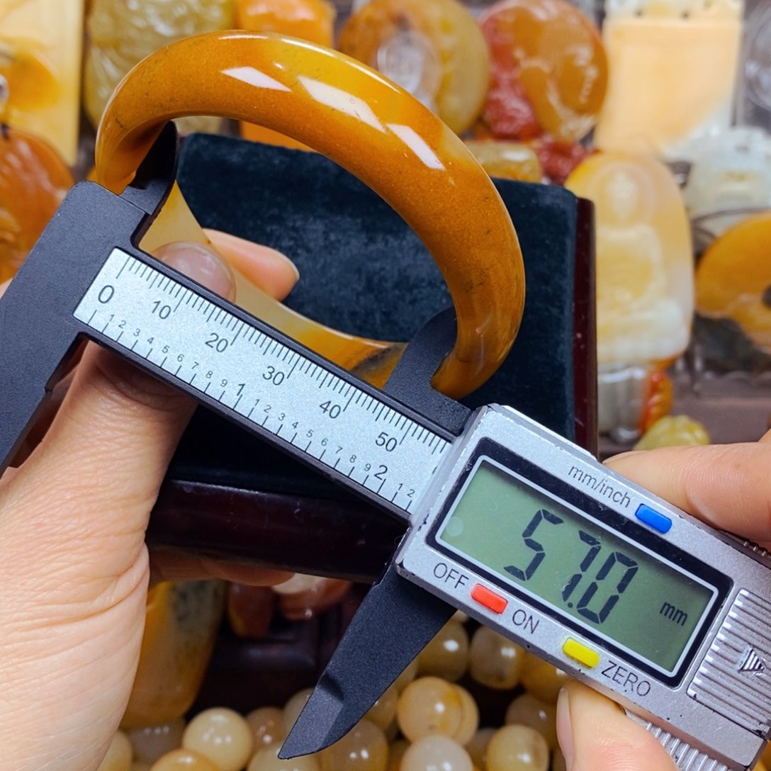 石英质玉（黄龙玉）未镶嵌颈饰