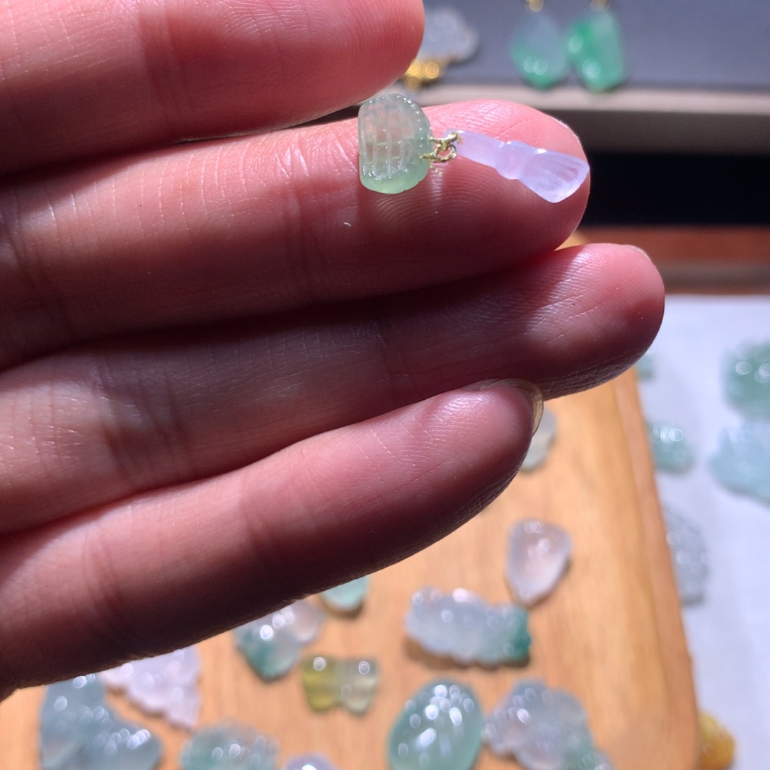 翡翠未镶嵌颈饰扫把簸箕