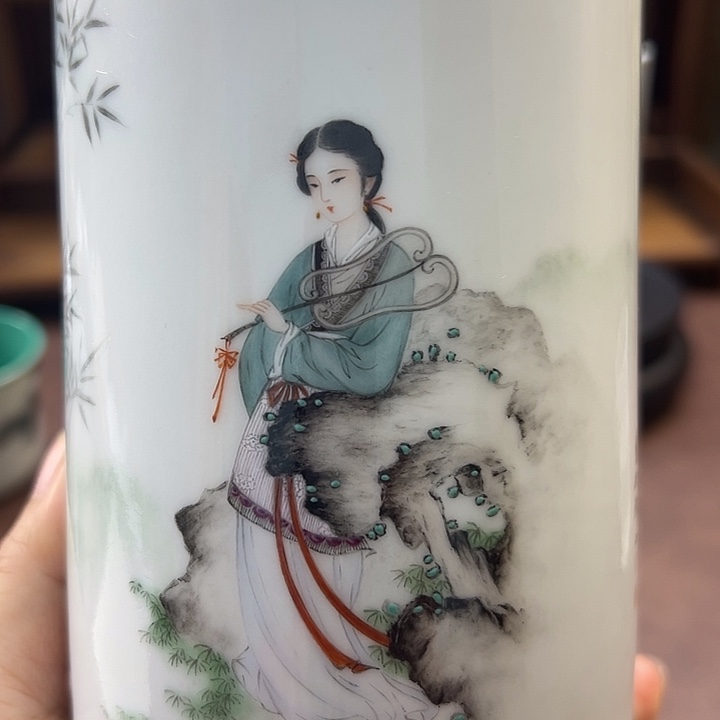 粉彩修竹仕女笔筒～