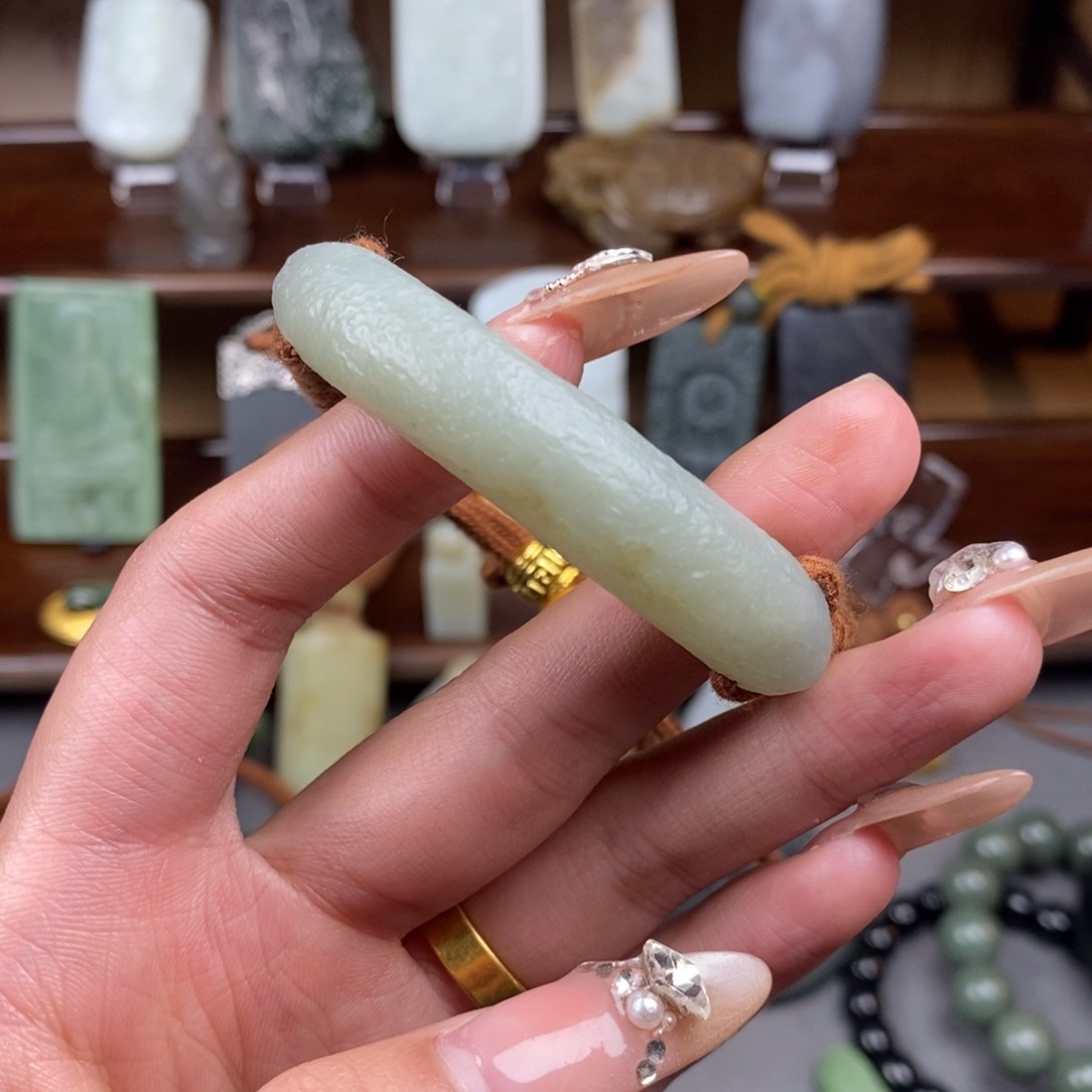 和田玉颈饰未镶嵌模****?