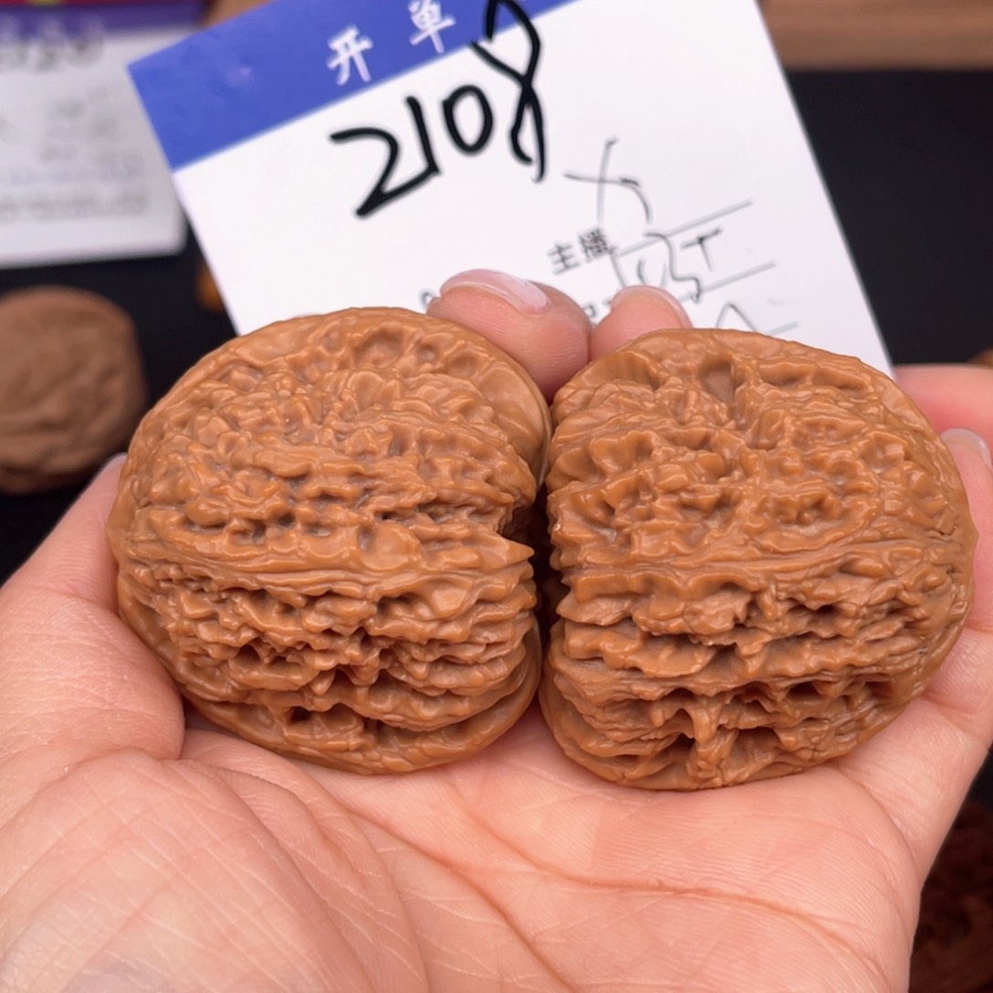 文玩核桃吊坠南疆43尺。 2108