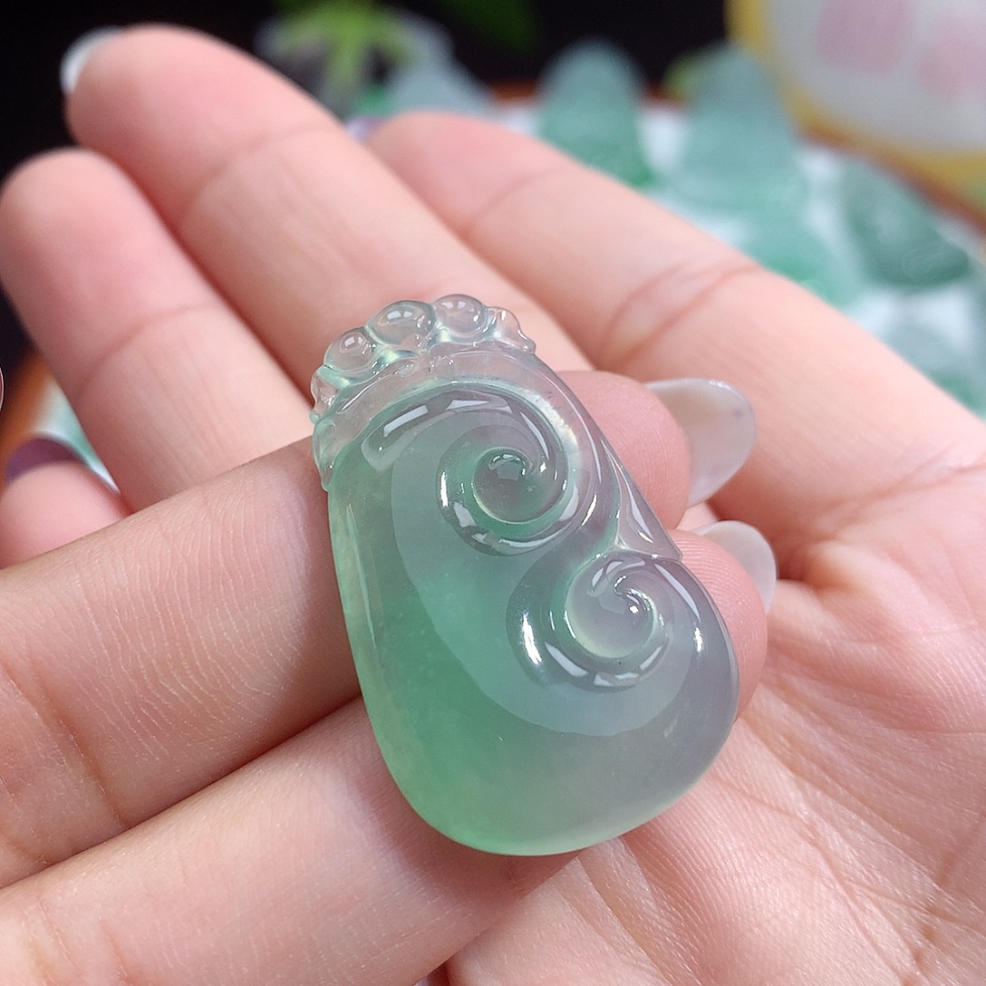 翡翠未镶嵌颈饰如意