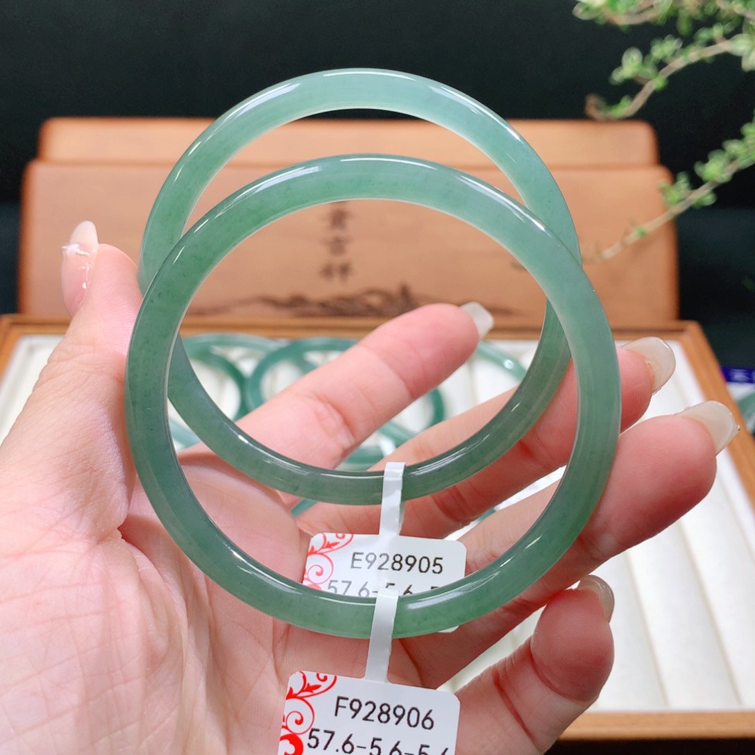 翡翠手镯未镶嵌天然