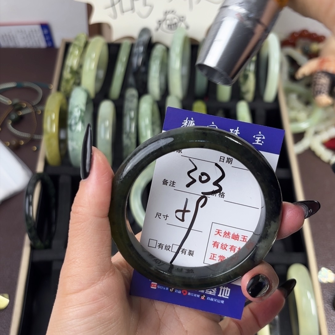 蛇纹石玉手镯未镶嵌虾****哒