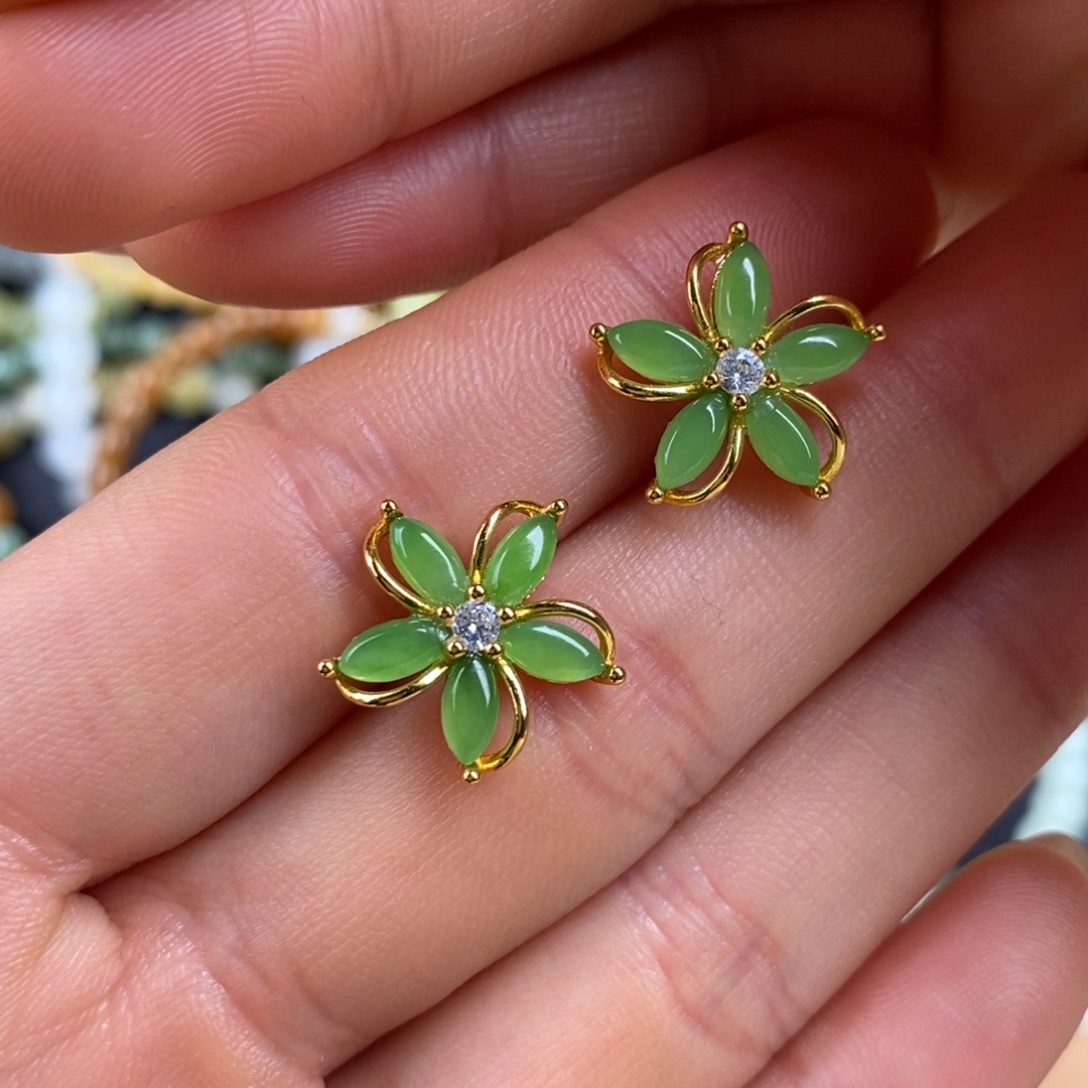 和田玉银S925镶嵌耳钉俄碧果绿花花耳钉