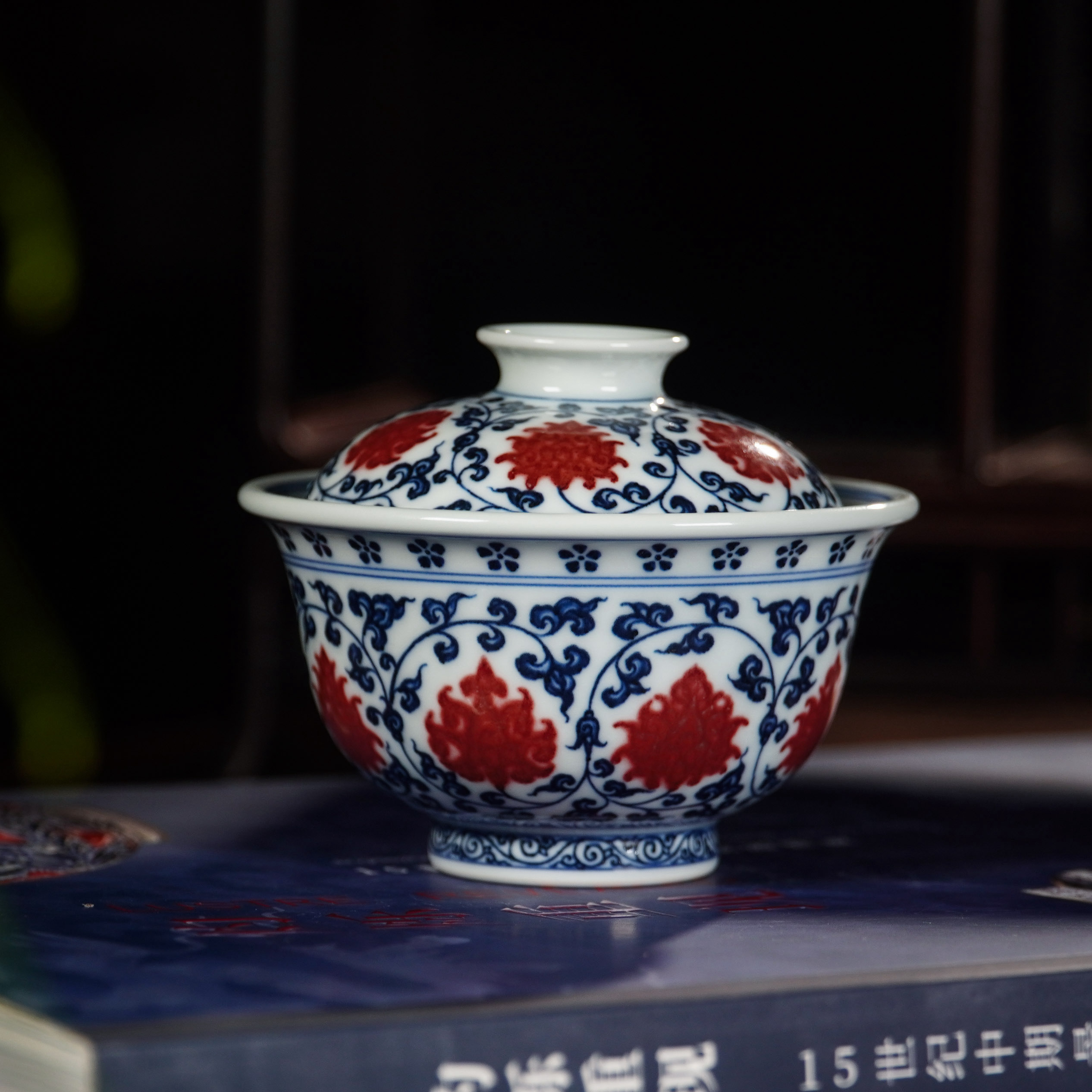 阳春白雪缠枝莲盖碗