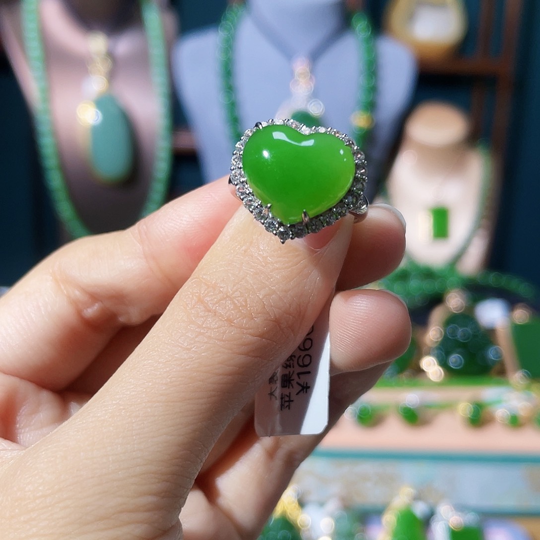 和田玉（碧玉）戒指18K金镶嵌