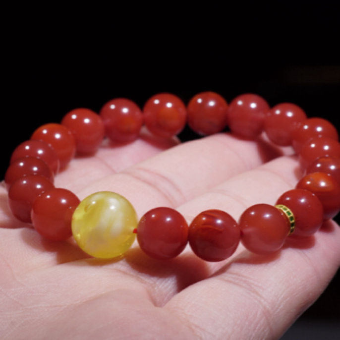 《焰暖金环｜南红火焰纹×蜜蜡手串，金环点缀的腕间热烈与温柔》