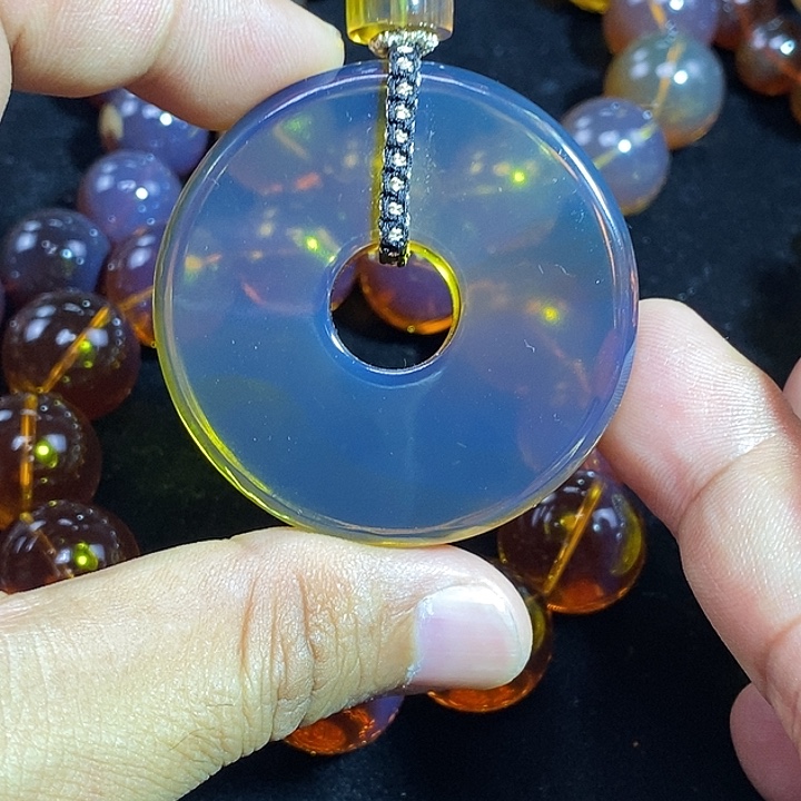 未镶嵌琥珀颈饰一