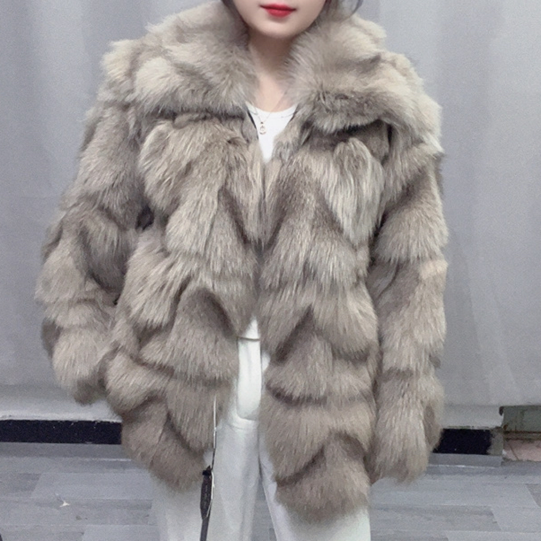 泽鑫狐狸胯毛花型翻领拼接外套女款