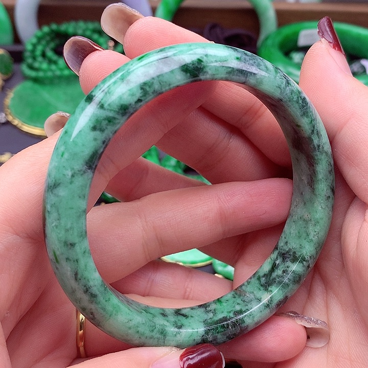 翡翠手镯未镶嵌翡翠