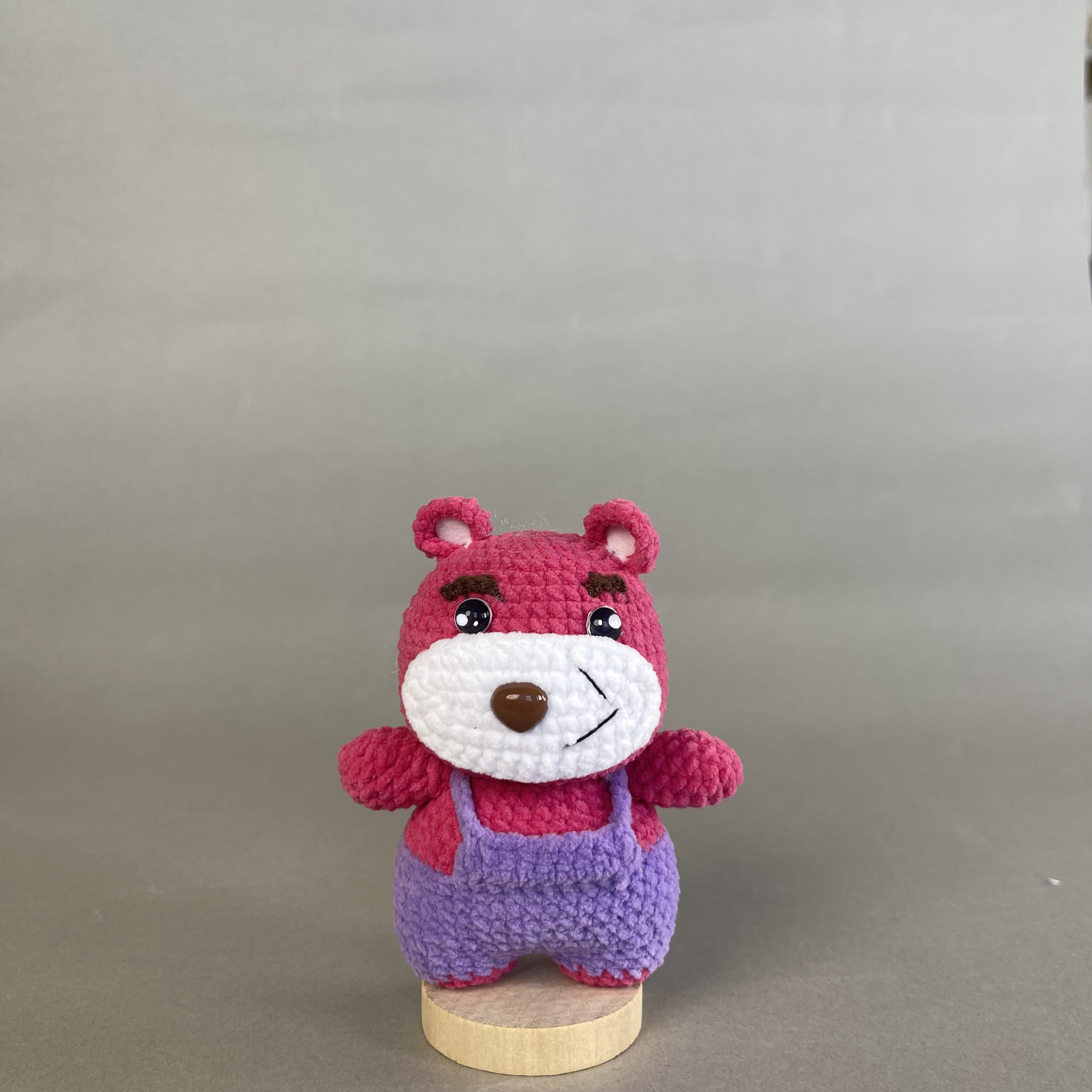 紫色背带裤草莓熊纯手工钩织玩偶成品现货挂件摆件配饰礼物