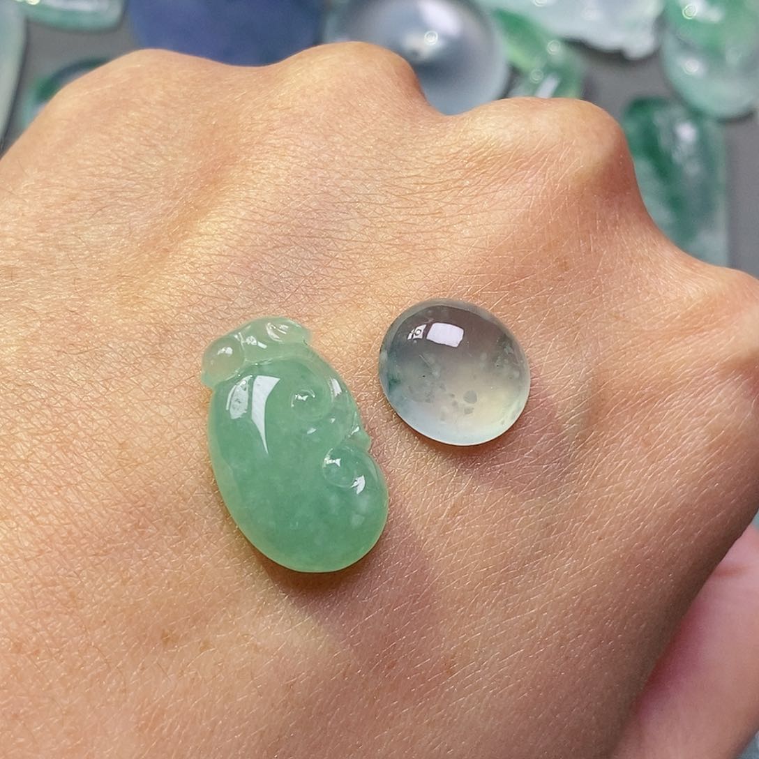 翡翠颈饰未镶嵌小**哥翡翠