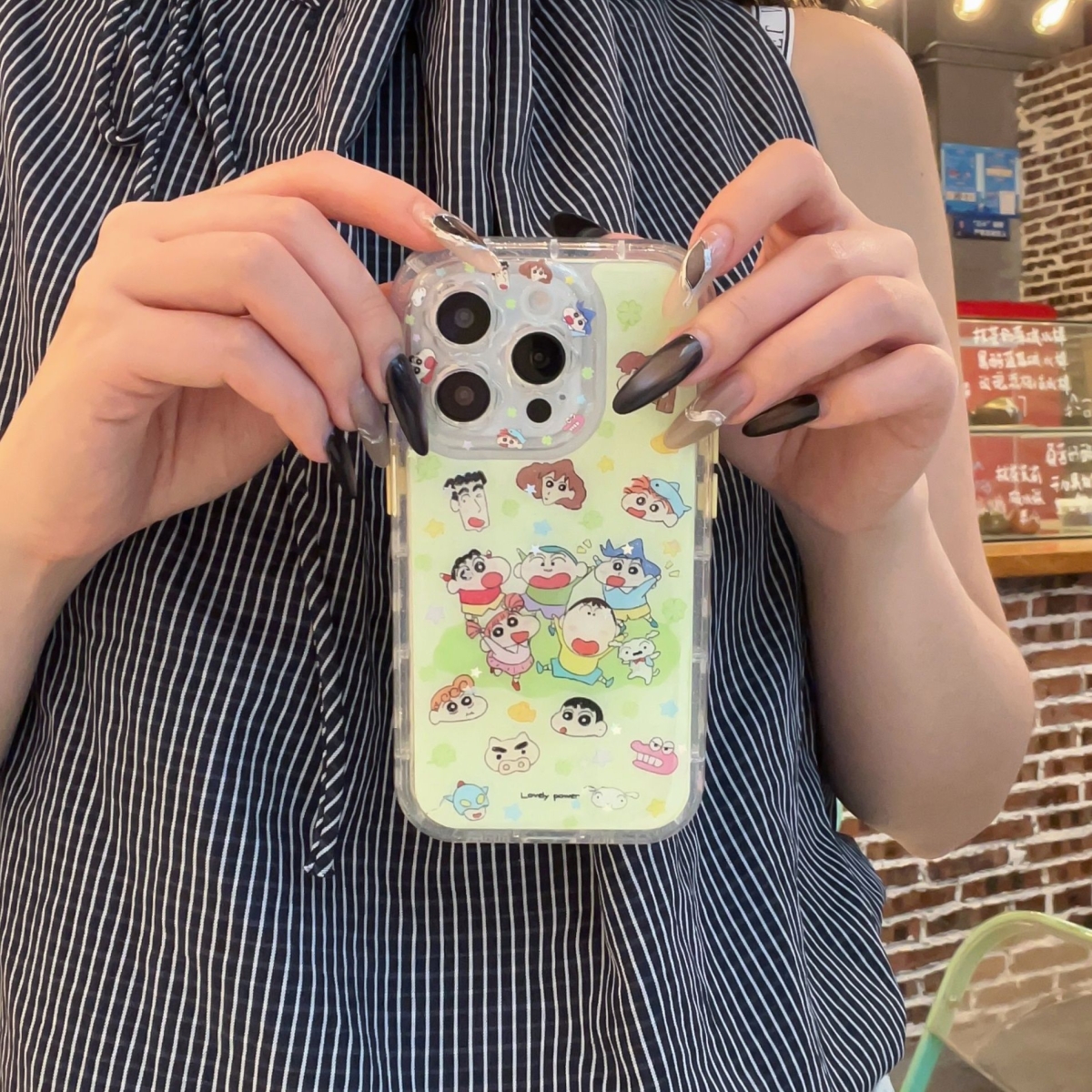 花朵镜头春游涂鸦小新家族适用苹果15手机壳iPhone14ProMax新款