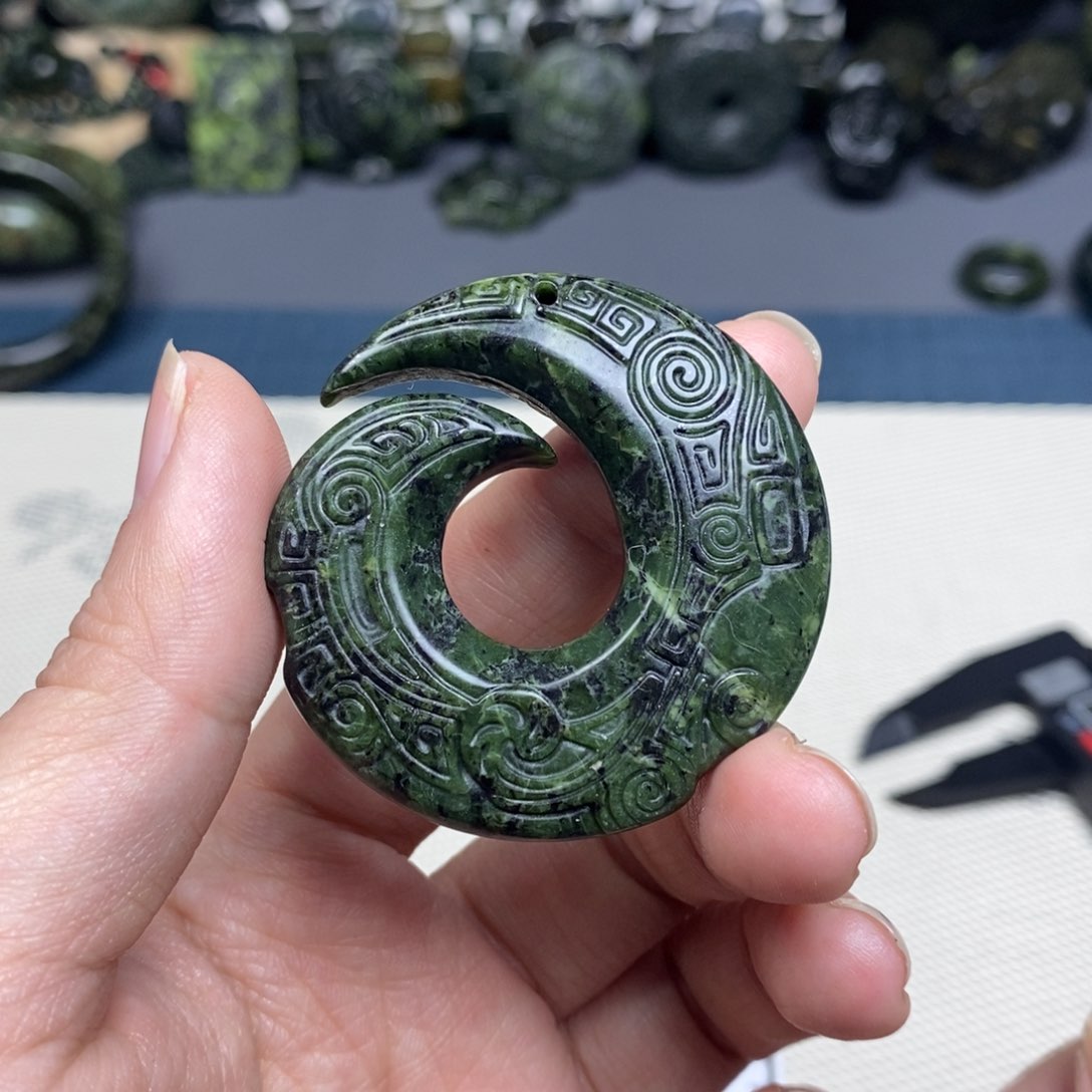 蛇纹石玉吊坠(不含链)未镶嵌双面雕，时来运转