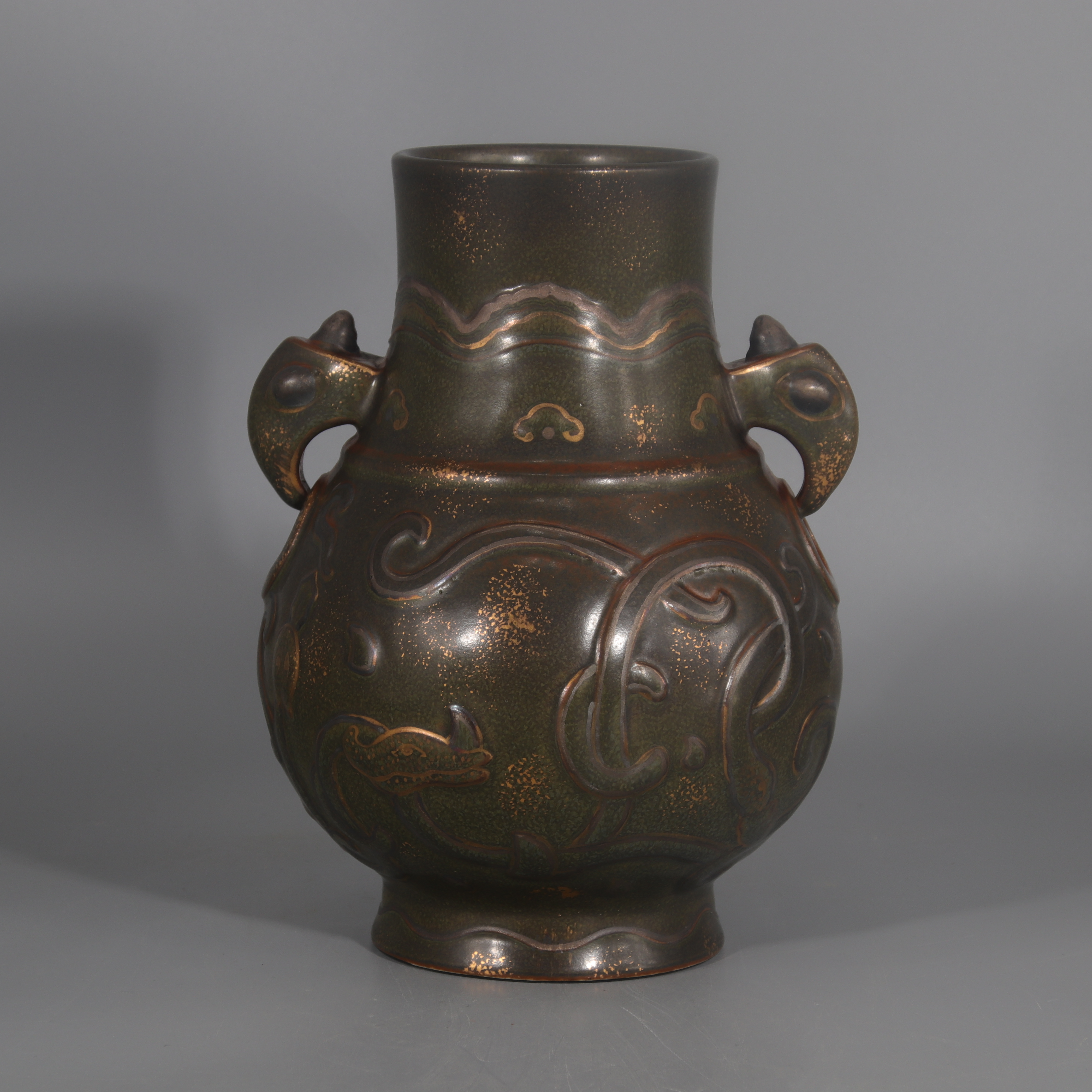 茶叶沫釉加金夔龙纹鸠耳尊 H501-075