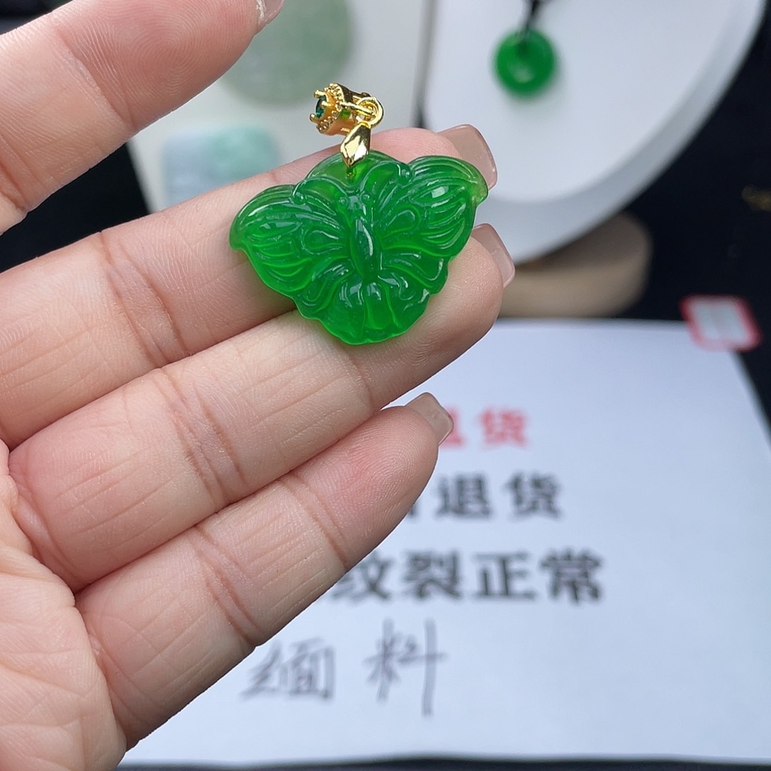 翡翠未镶嵌吊坠(赠链)