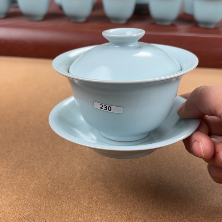 杯月白釉三才元宝盖碗………………230