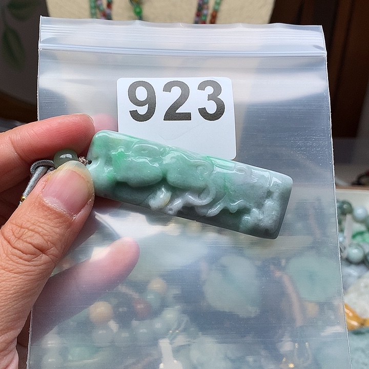 翡翠颈饰未镶嵌不**老翡翠