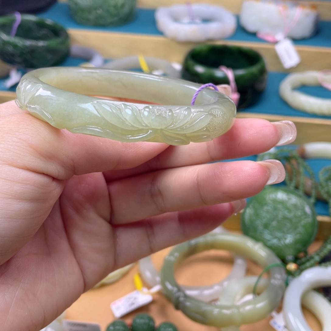 和田玉手镯60圈口。编号15未镶嵌