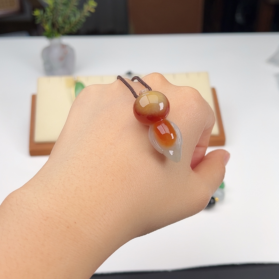 翡翠未镶嵌颈饰福娃