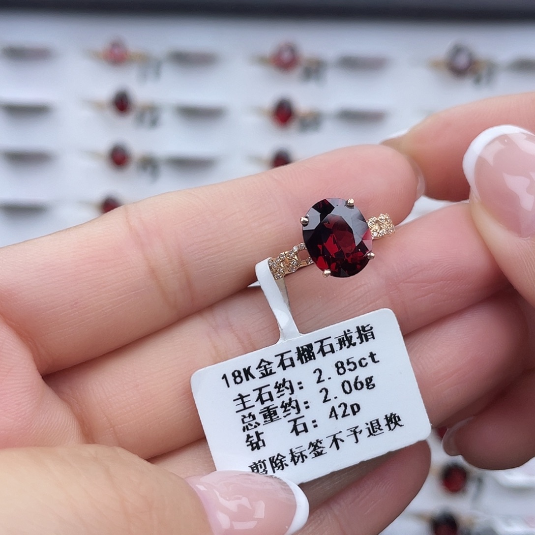 18K金镶嵌戒指石榴石