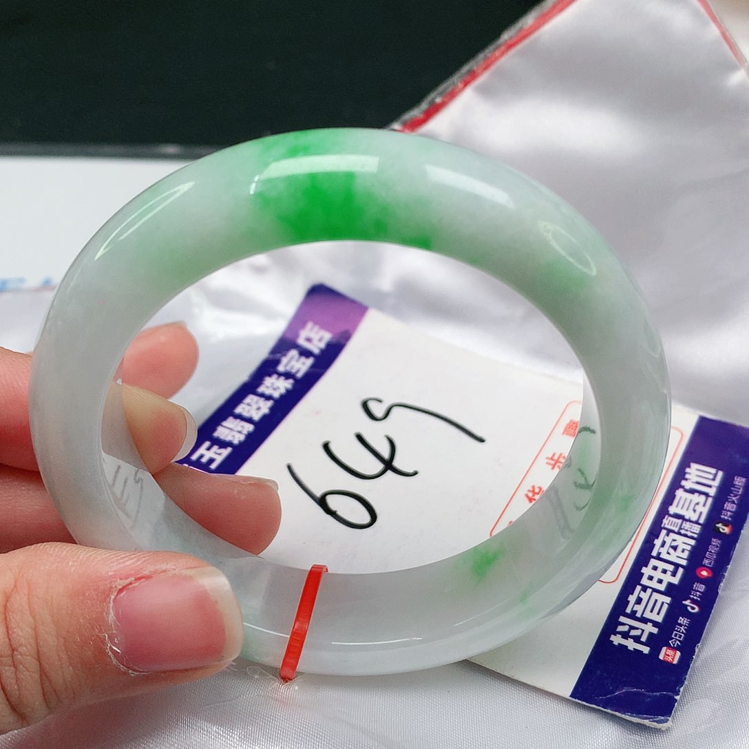 翡翠手镯未镶嵌翡翠