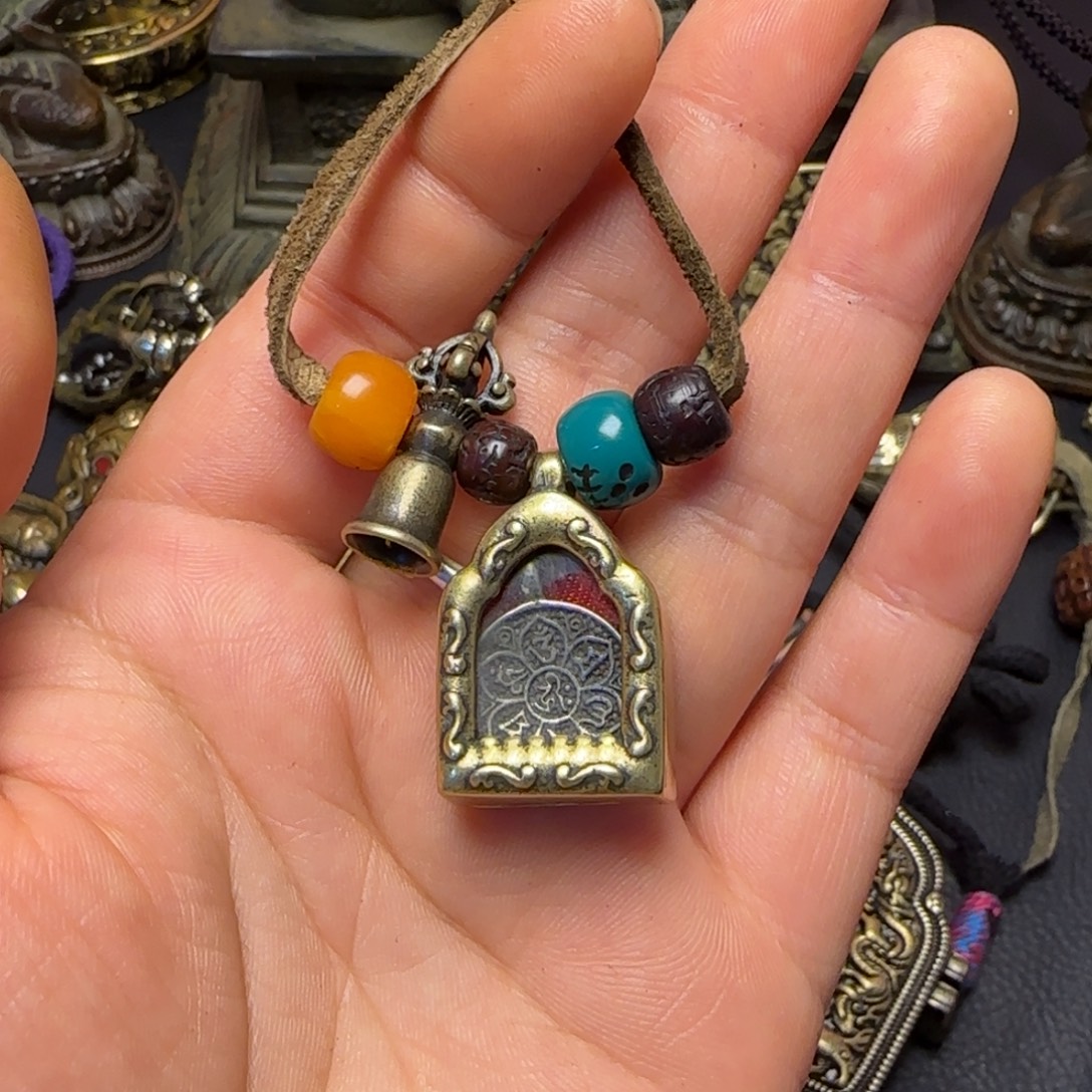 小***砸泥塑藏传牌子……藏传牌子