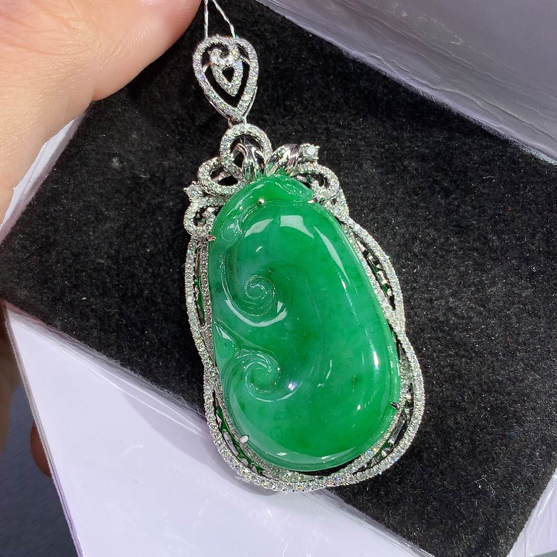 翡翠吊坠(赠链)18K金镶嵌