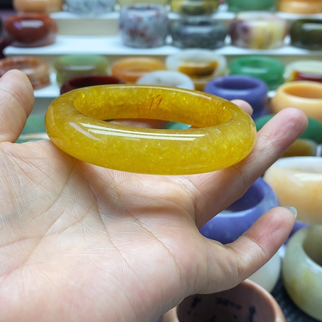 郑***心石英质玉未镶嵌手镯