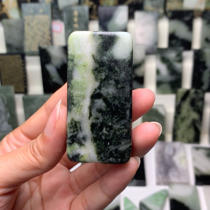 独山玉颈饰未镶嵌