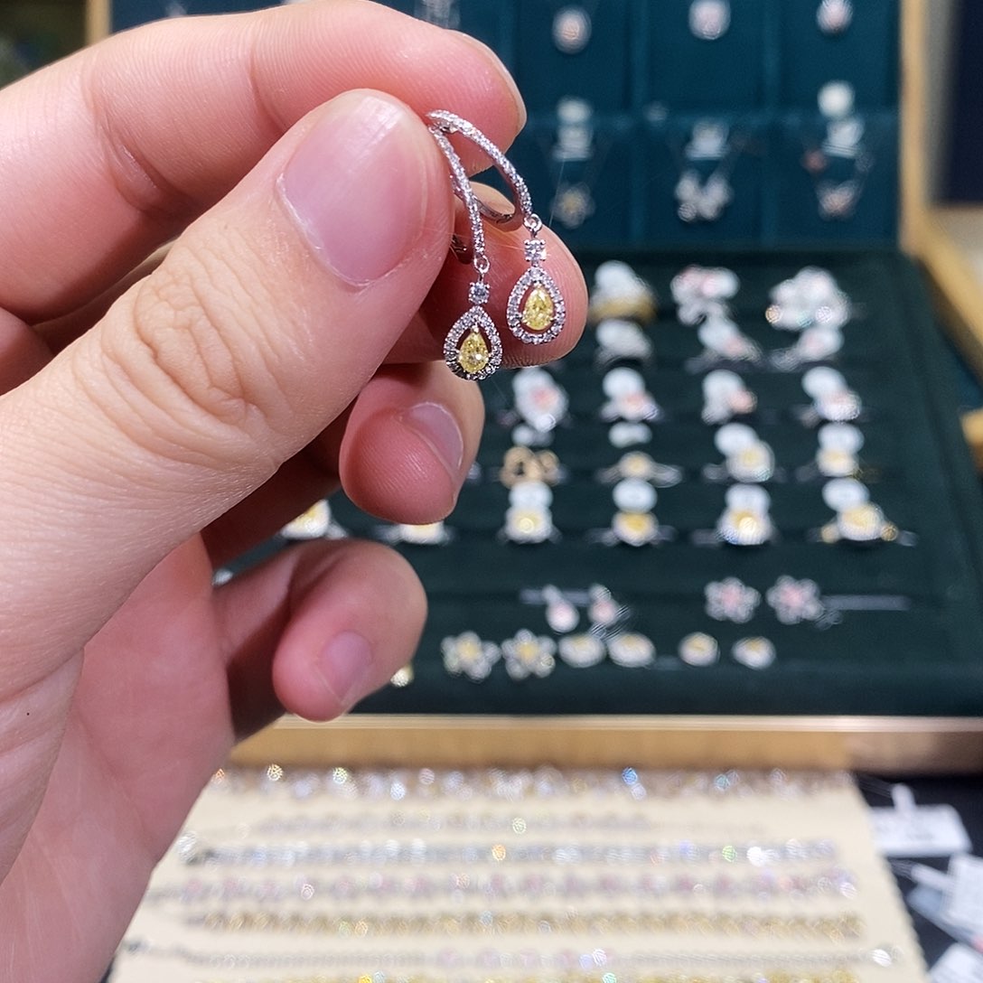 钻石耳饰18K金镶嵌耳钉