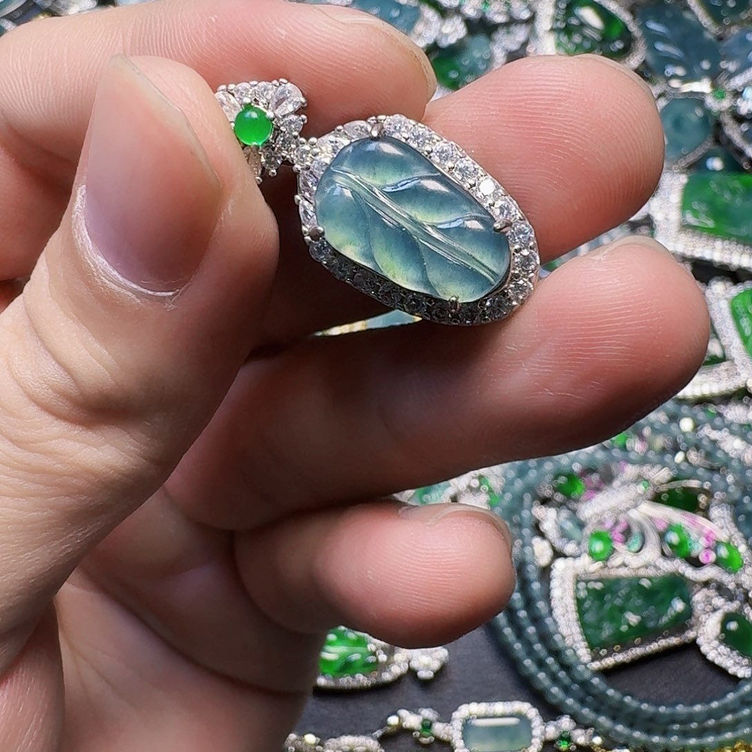 翡翠未镶嵌颈饰天然A货翡翠放漏