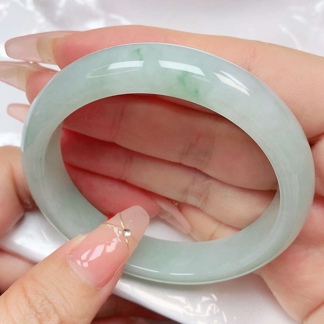 翡翠手镯未镶嵌抖音