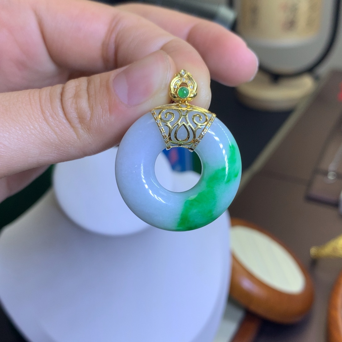 翡翠颈饰18K金镶嵌翡翠