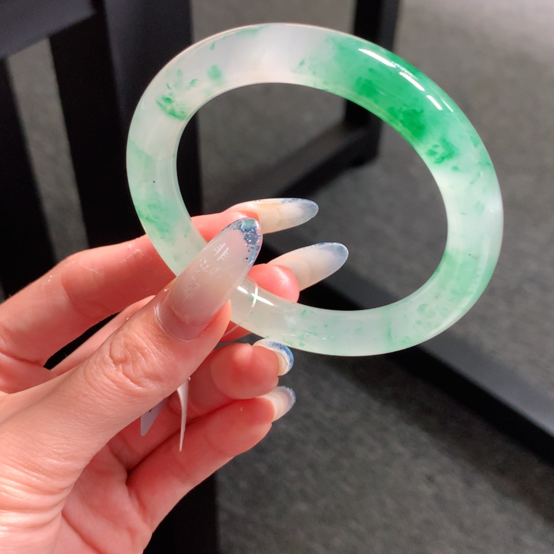 重***羊石英质玉未镶嵌手镯