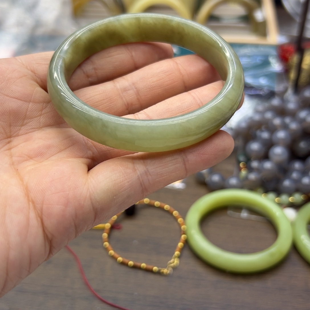 和田玉未镶嵌手镯58.7圈围672瑕