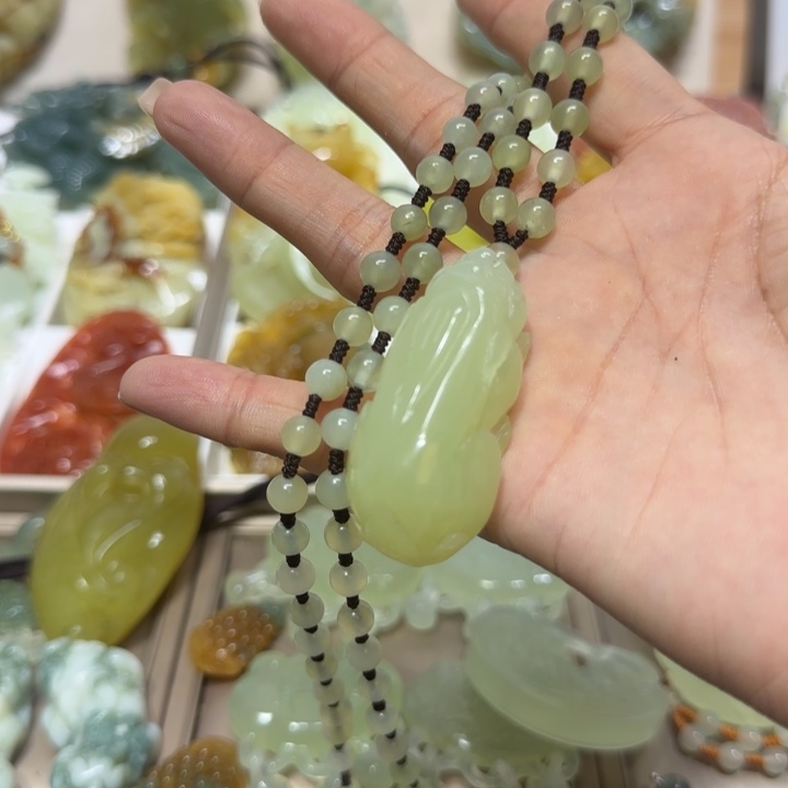 蛇纹石玉吊坠未镶嵌