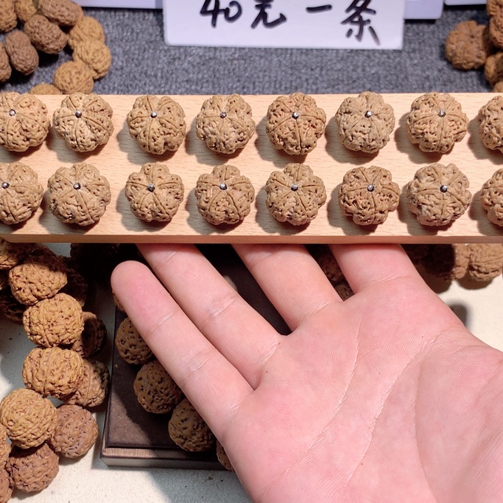 吊坠金刚菩提华*3。      