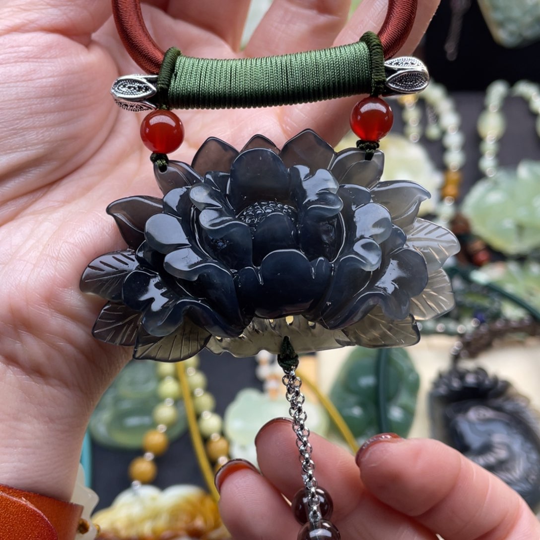 蛇纹石玉颈饰未镶嵌