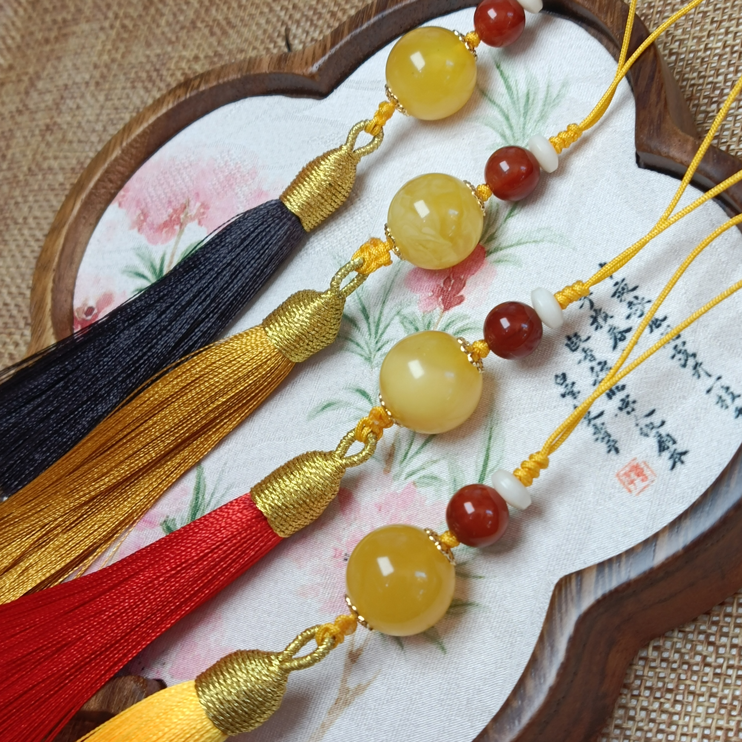 天然蜜蜡手机链~俄料14+珠径（微微小瑕不明显）多样性发货其一